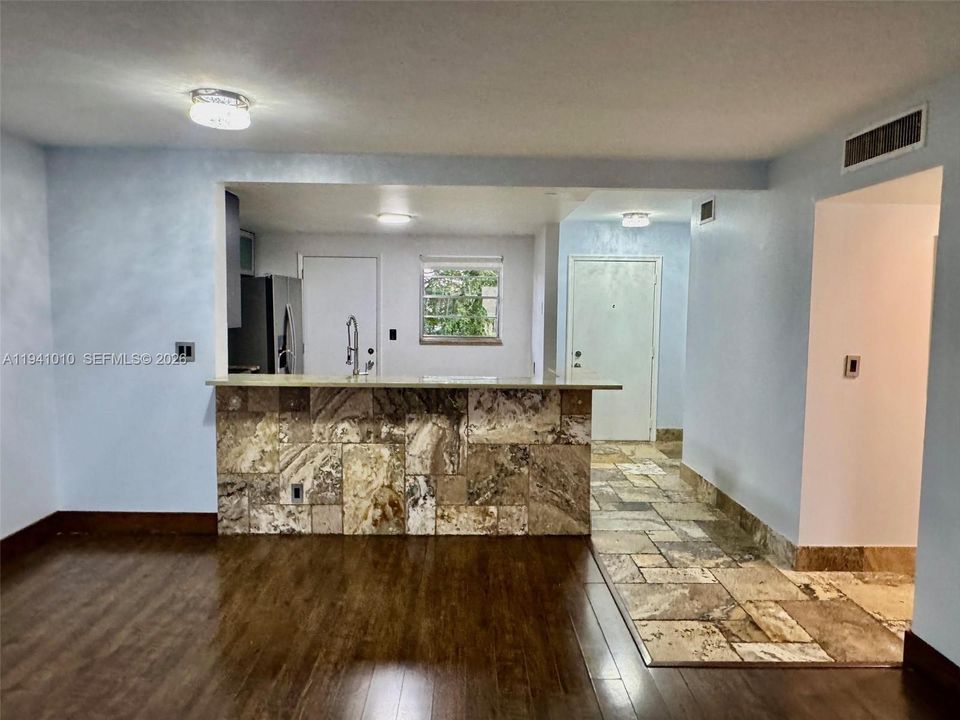 出租: $2,350 (2 贝兹, 2 浴室, 1092 平方英尺)