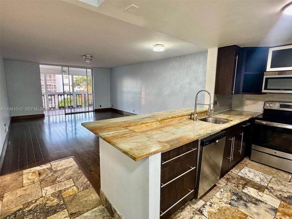 出租: $2,350 (2 贝兹, 2 浴室, 1092 平方英尺)