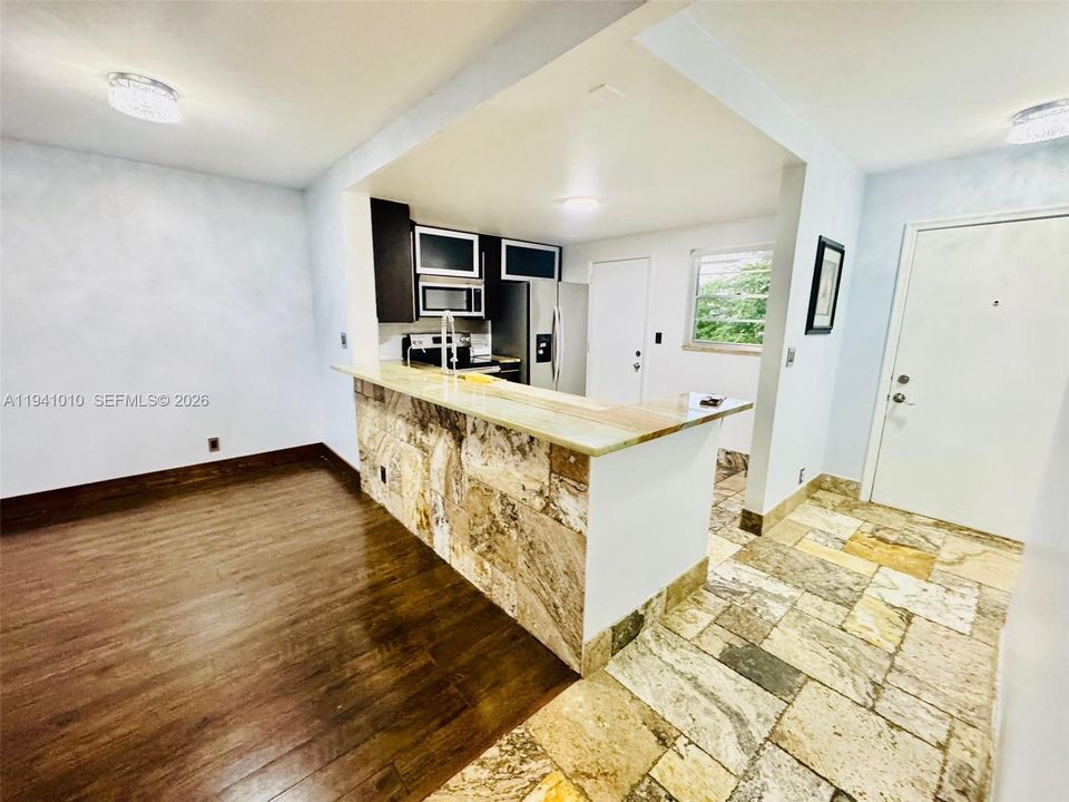 出租: $2,350 (2 贝兹, 2 浴室, 1092 平方英尺)