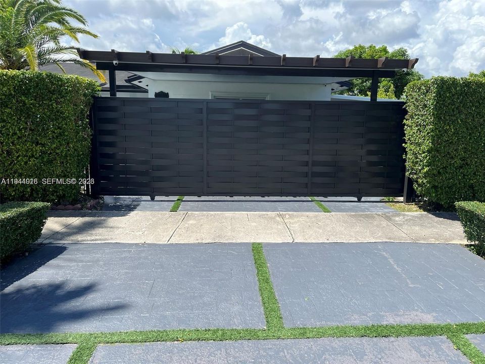 出租: $4,000 (3 贝兹, 2 浴室, 1882 平方英尺)