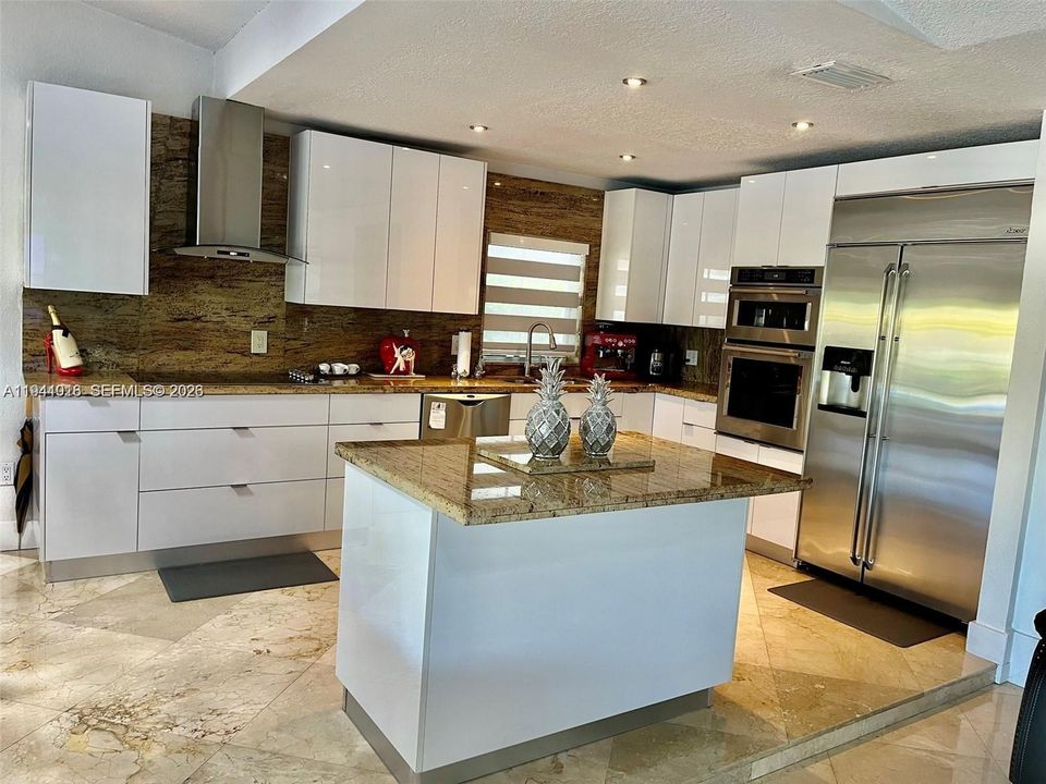 出租: $4,000 (3 贝兹, 2 浴室, 1882 平方英尺)