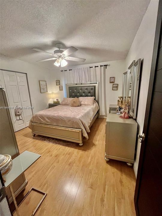 出租: $4,000 (3 贝兹, 2 浴室, 1882 平方英尺)