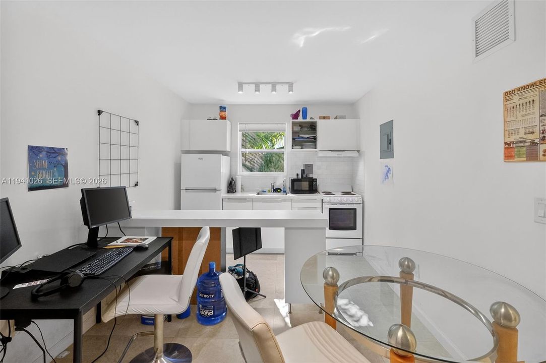 В аренду: $1,750 (1 спален, 1 ванн, 3696 Квадратных фут)