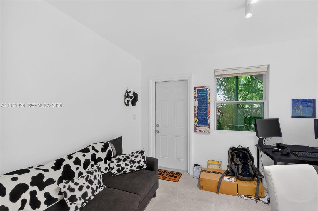 В аренду: $1,750 (1 спален, 1 ванн, 3696 Квадратных фут)