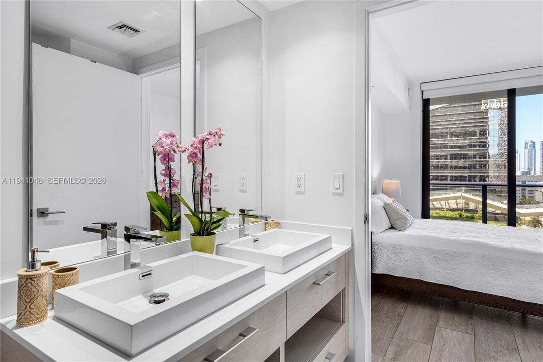 出租: $4,990 (2 贝兹, 2 浴室, 1042 平方英尺)