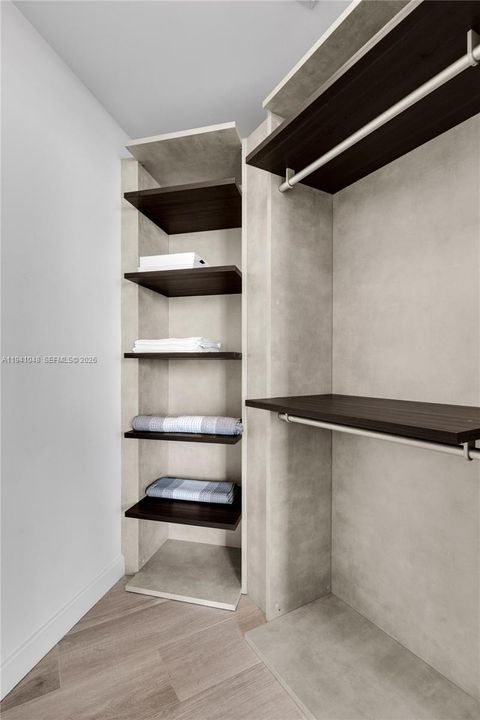 出租: $4,990 (2 贝兹, 2 浴室, 1042 平方英尺)