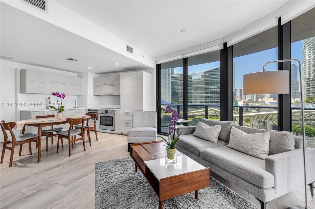 出租: $4,990 (2 贝兹, 2 浴室, 1042 平方英尺)