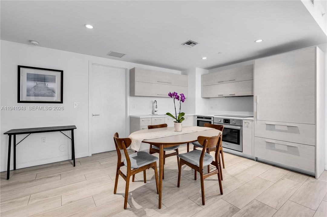 出租: $4,990 (2 贝兹, 2 浴室, 1042 平方英尺)