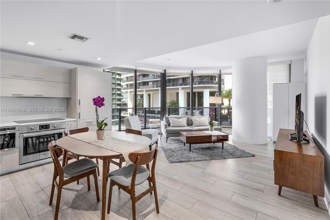 出租: $4,990 (2 贝兹, 2 浴室, 1042 平方英尺)