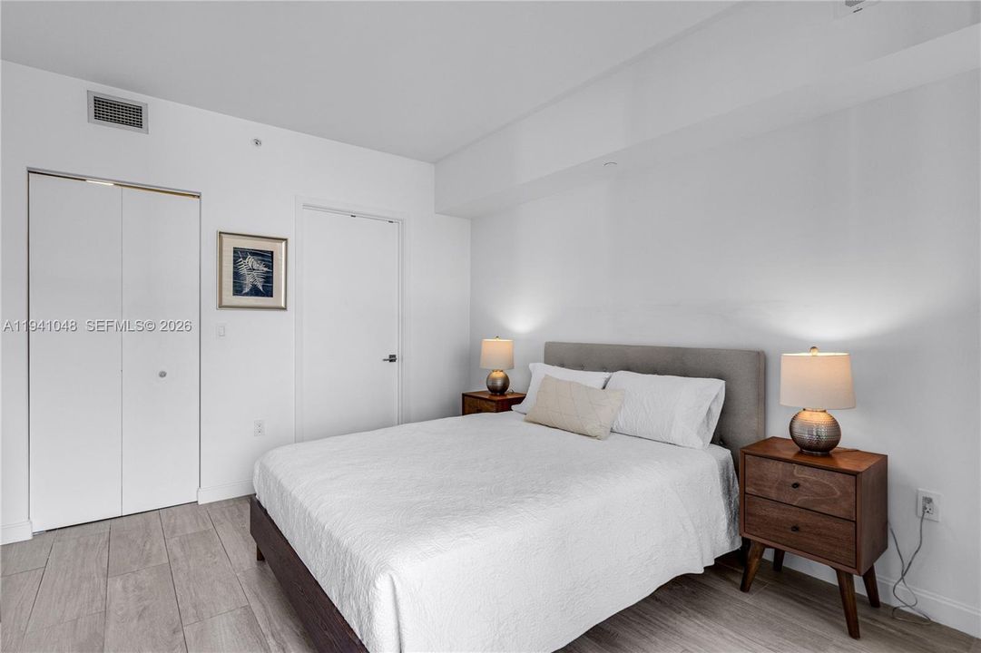 出租: $4,990 (2 贝兹, 2 浴室, 1042 平方英尺)