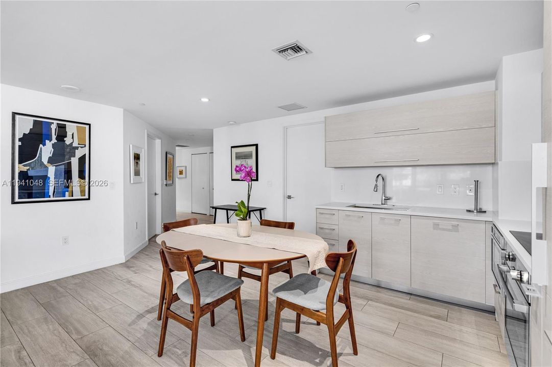 出租: $4,990 (2 贝兹, 2 浴室, 1042 平方英尺)