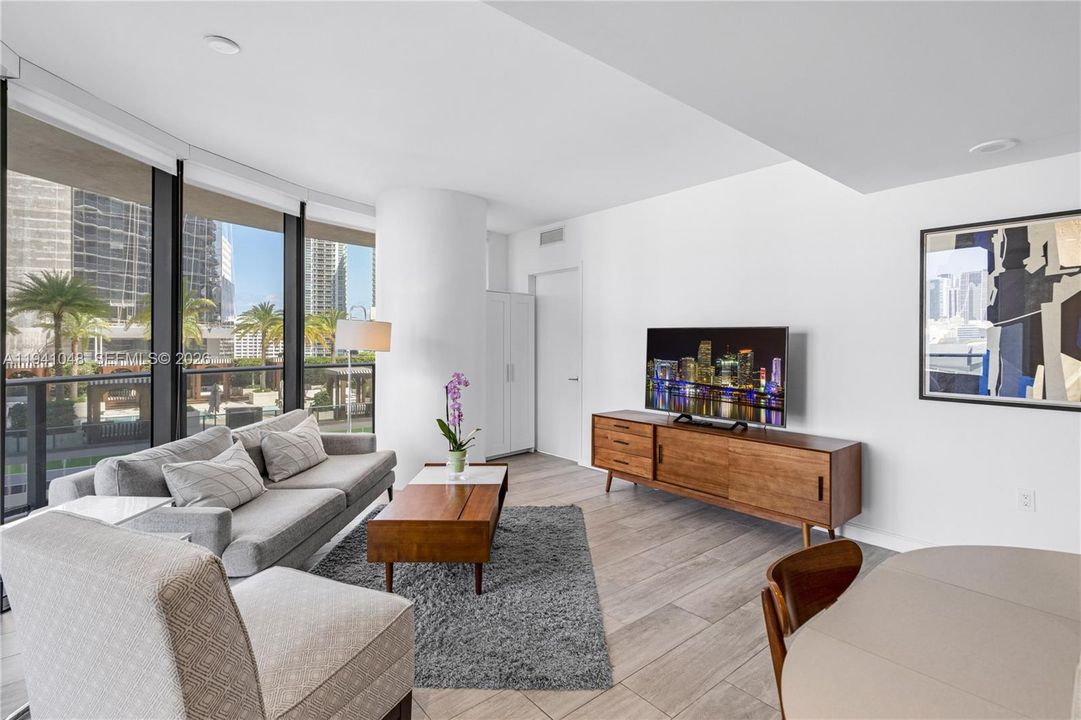 出租: $4,990 (2 贝兹, 2 浴室, 1042 平方英尺)