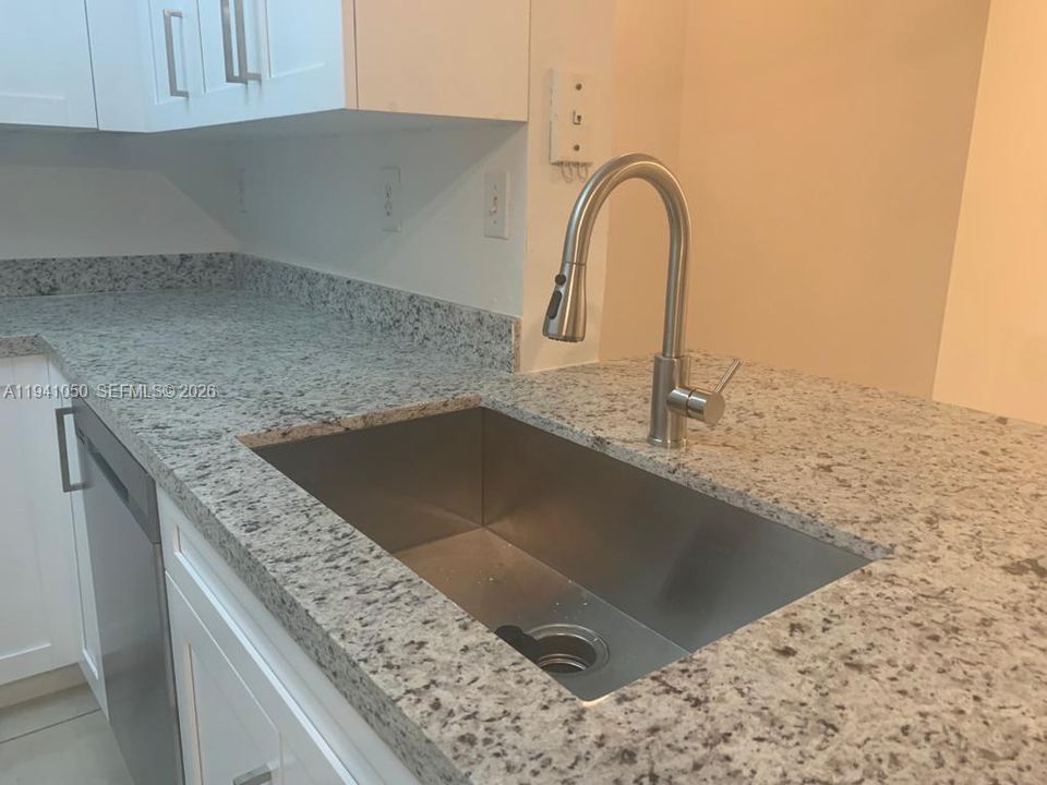 出租: $1,950 (1 贝兹, 1 浴室, 690 平方英尺)