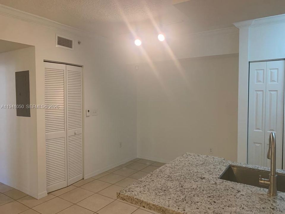 出租: $1,950 (1 贝兹, 1 浴室, 690 平方英尺)