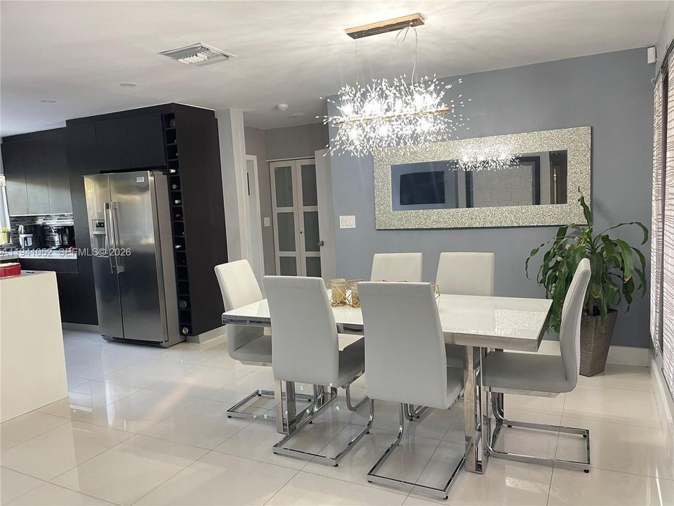 出租: $4,300 (4 贝兹, 2 浴室, 1800 平方英尺)