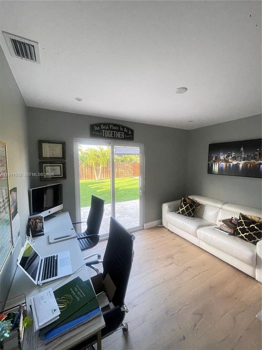 出租: $4,300 (4 贝兹, 2 浴室, 1800 平方英尺)