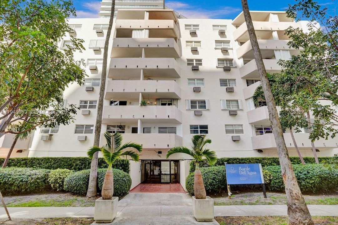 For Rent: $2,450 (2 beds, 1 baths, 760 Square Feet)