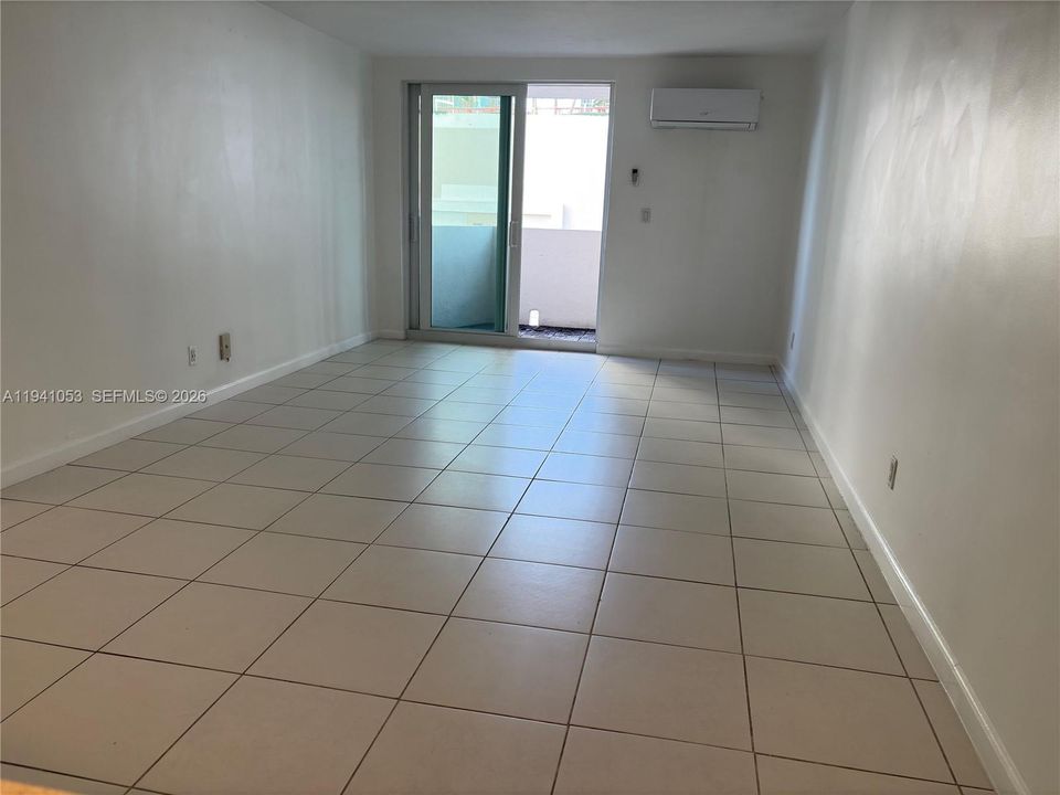 For Rent: $2,450 (2 beds, 1 baths, 760 Square Feet)