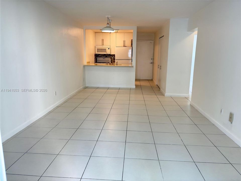 For Rent: $2,450 (2 beds, 1 baths, 760 Square Feet)