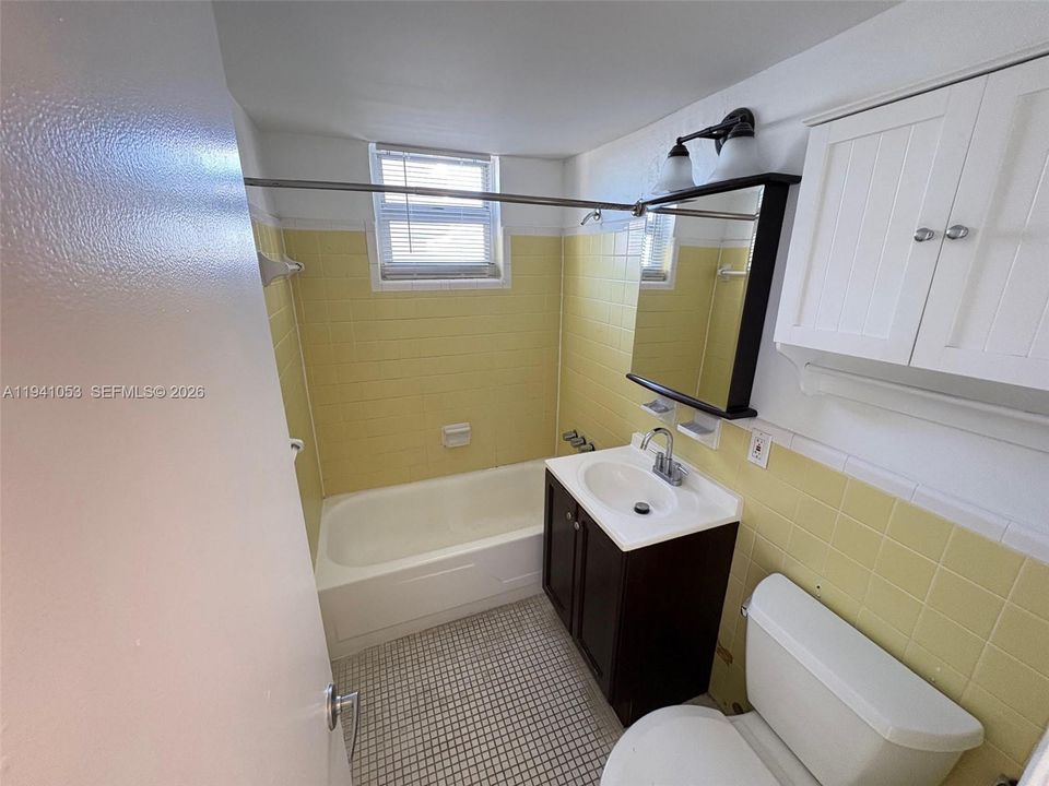 For Rent: $2,450 (2 beds, 1 baths, 760 Square Feet)