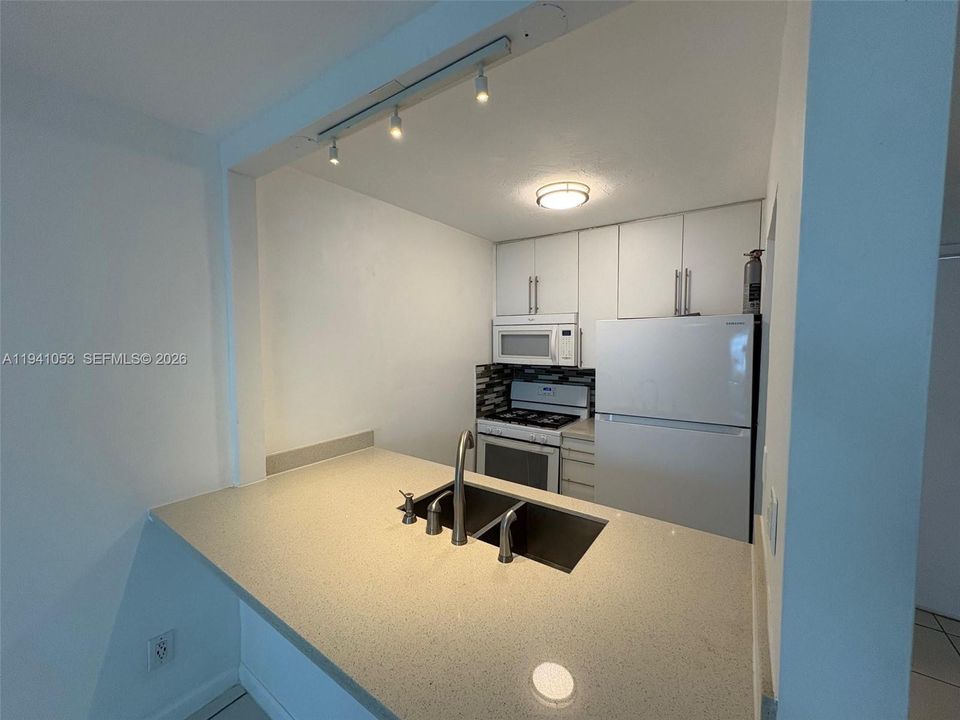 For Rent: $2,450 (2 beds, 1 baths, 760 Square Feet)