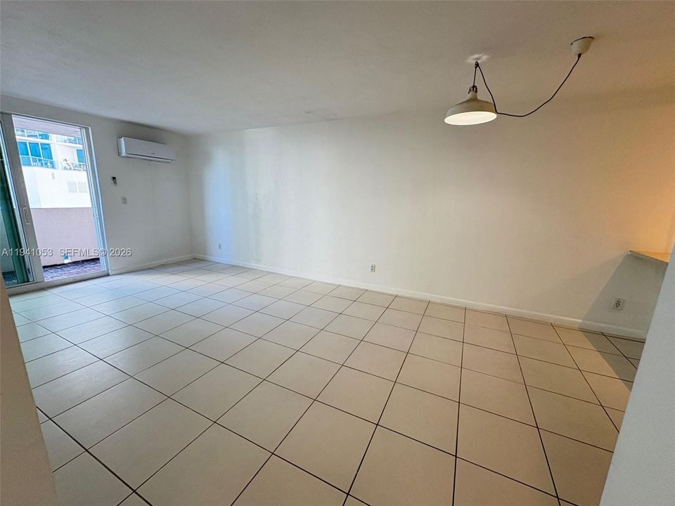 For Rent: $2,450 (2 beds, 1 baths, 760 Square Feet)