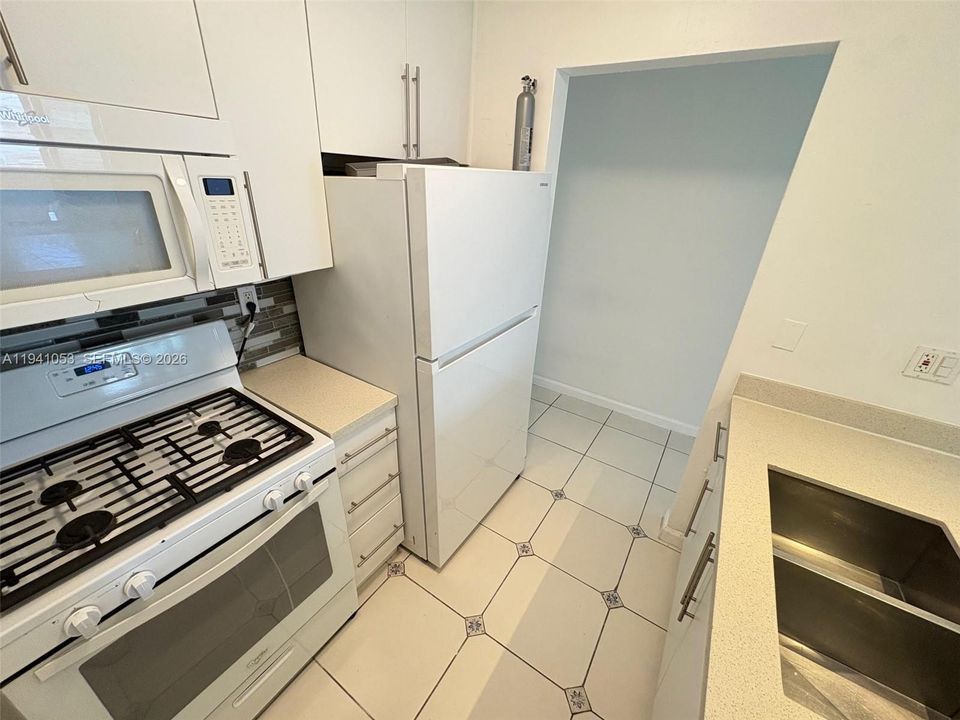 For Rent: $2,450 (2 beds, 1 baths, 760 Square Feet)