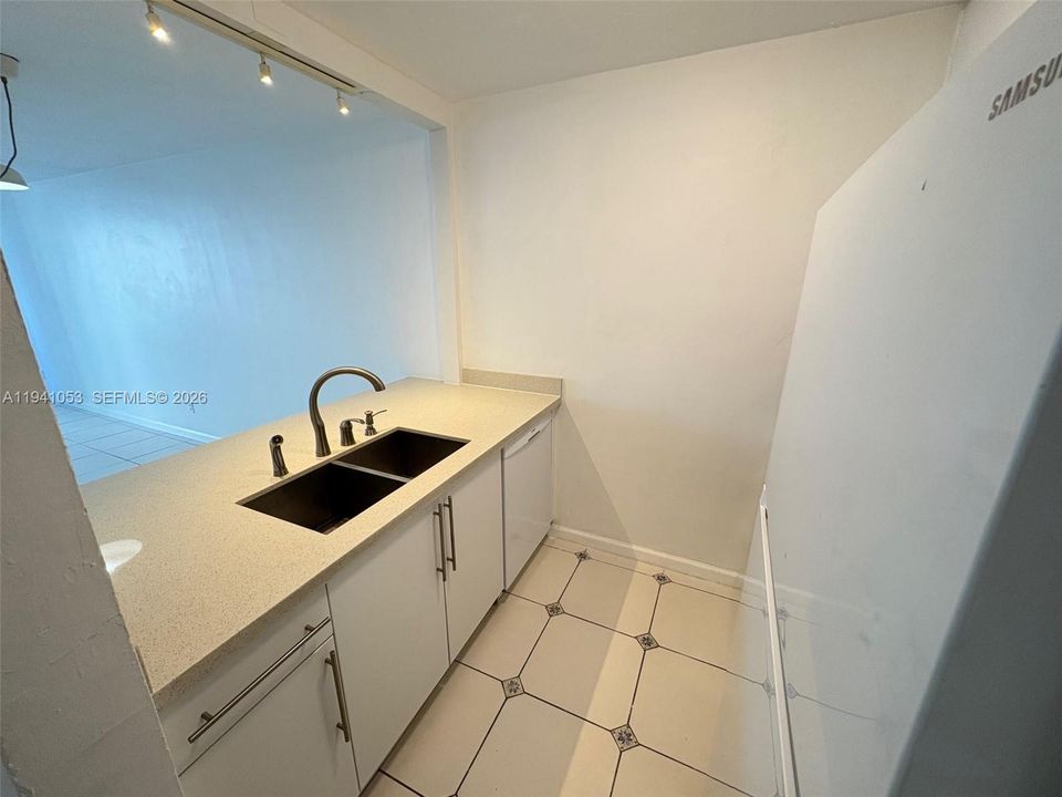 For Rent: $2,450 (2 beds, 1 baths, 760 Square Feet)