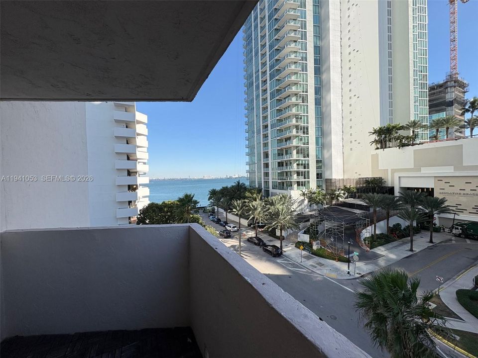 For Rent: $2,450 (2 beds, 1 baths, 760 Square Feet)