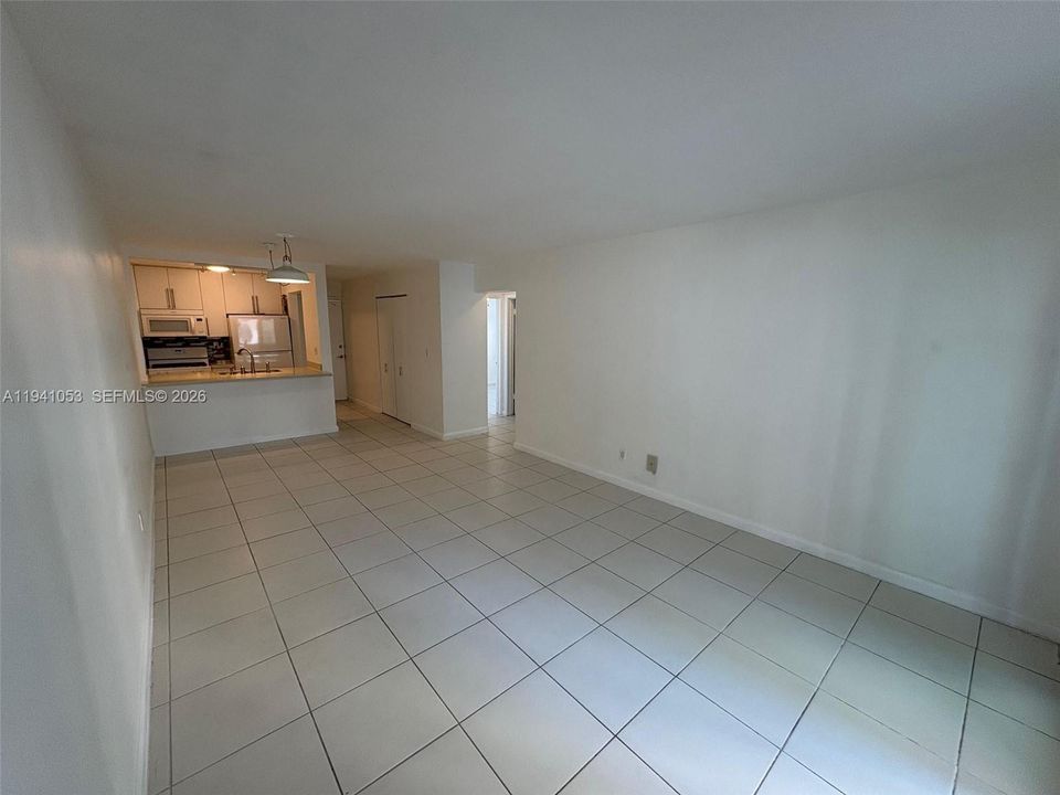 For Rent: $2,450 (2 beds, 1 baths, 760 Square Feet)