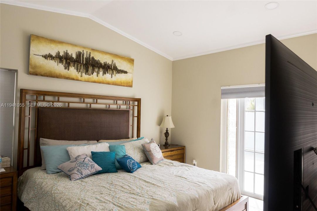 待售: $390,000 (2 贝兹, 2 浴室, 1010 平方英尺)