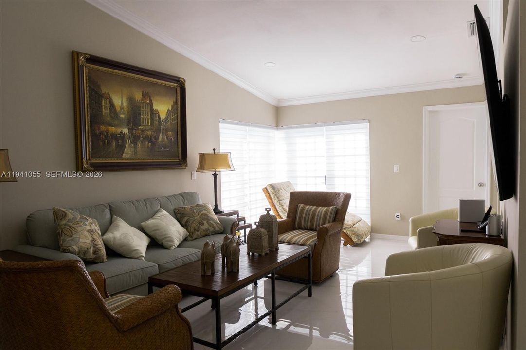 待售: $390,000 (2 贝兹, 2 浴室, 1010 平方英尺)