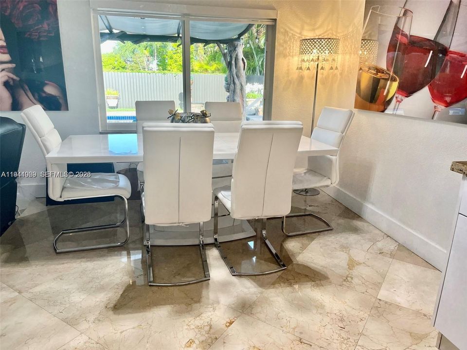 出租: $5,500 (4 贝兹, 3 浴室, 1882 平方英尺)