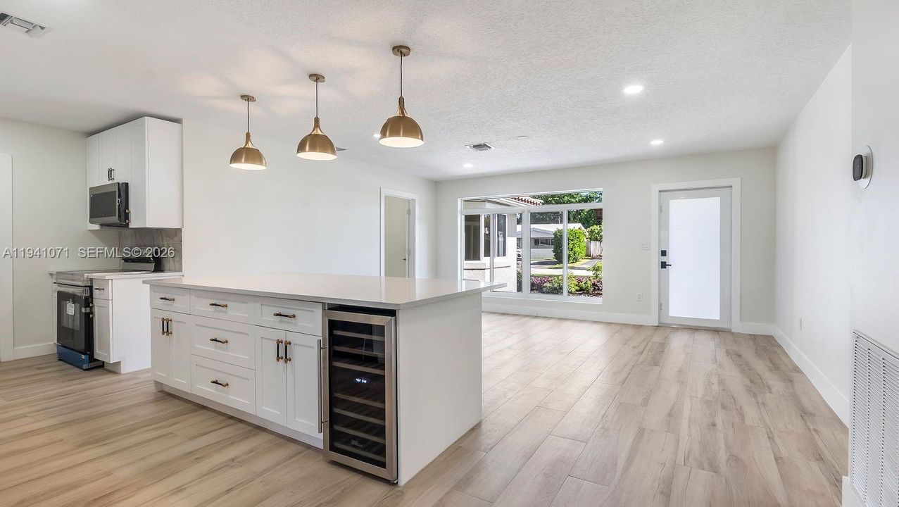 En Venta: $739,000 (3 camas, 2 baños, 1938 Pies cuadrados)