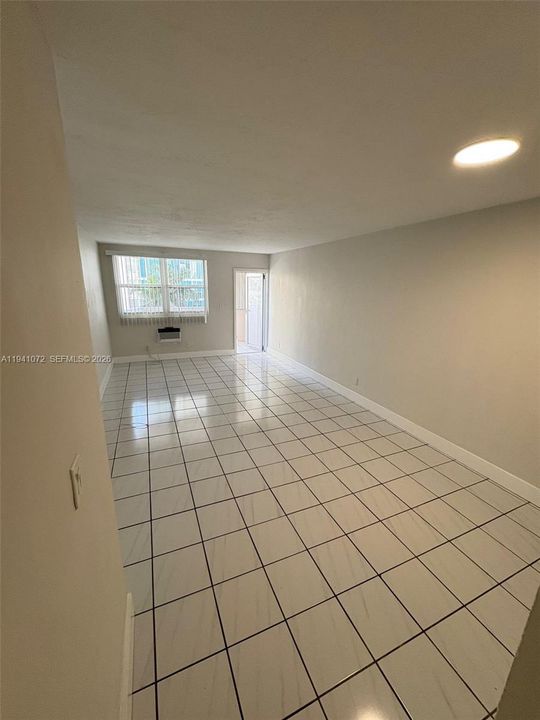 For Rent: $2,450 (2 beds, 1 baths, 760 Square Feet)