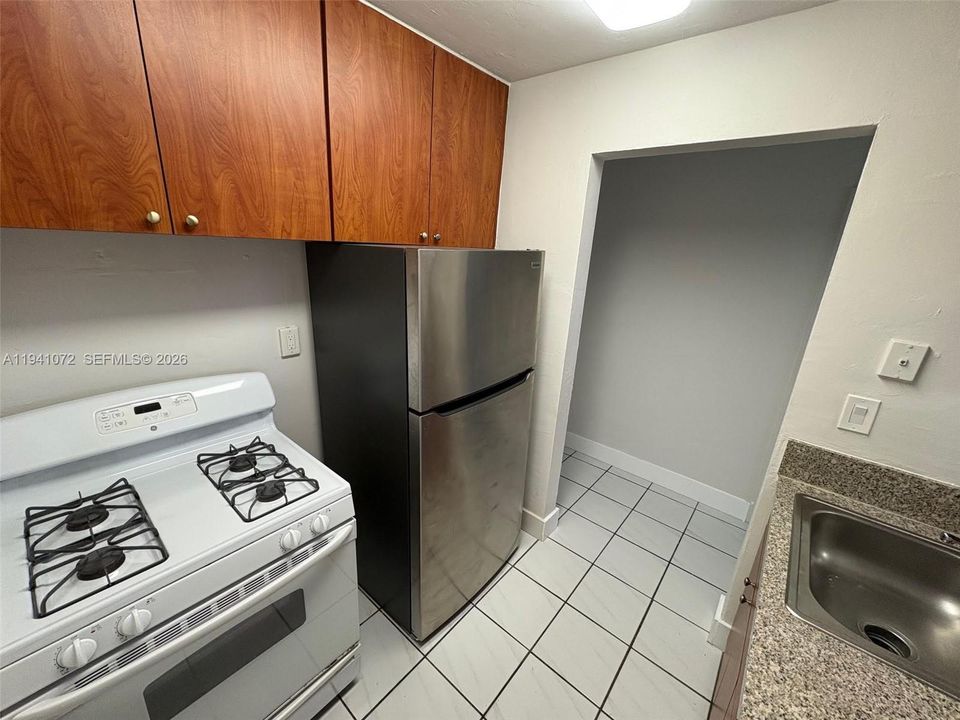 For Rent: $2,450 (2 beds, 1 baths, 760 Square Feet)