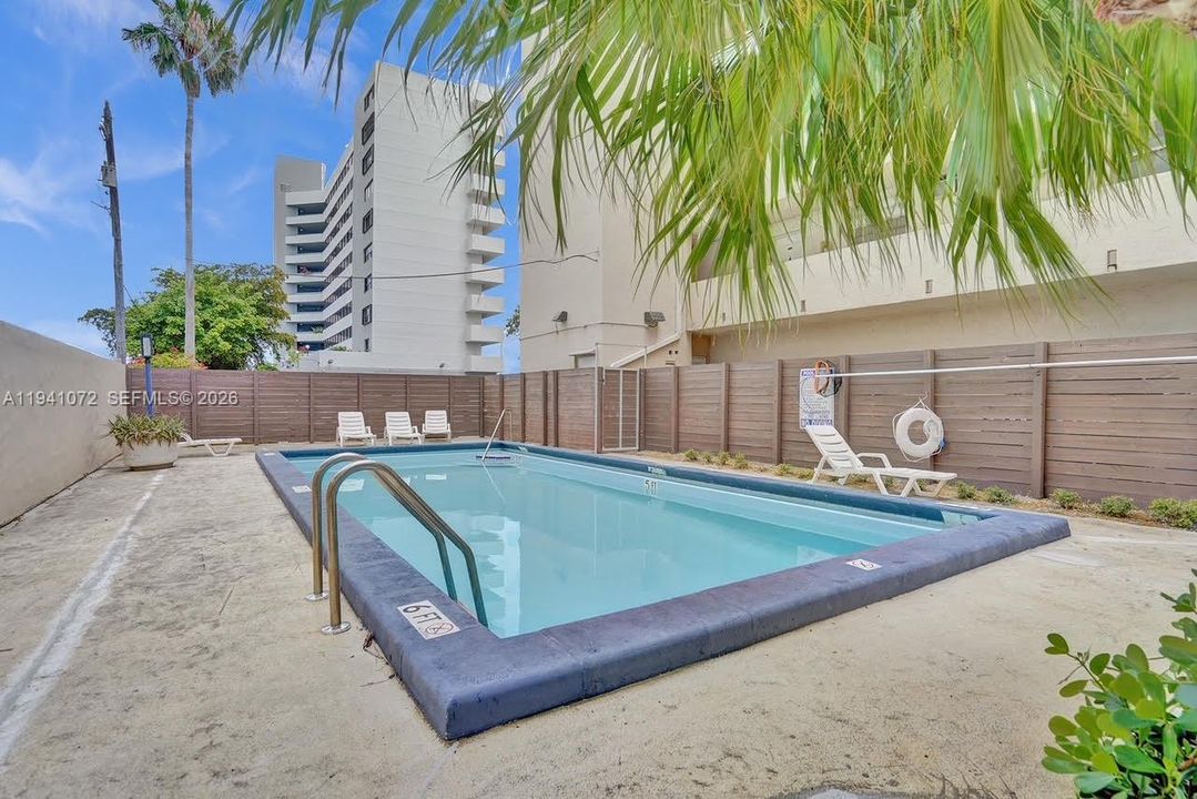 For Rent: $2,450 (2 beds, 1 baths, 760 Square Feet)