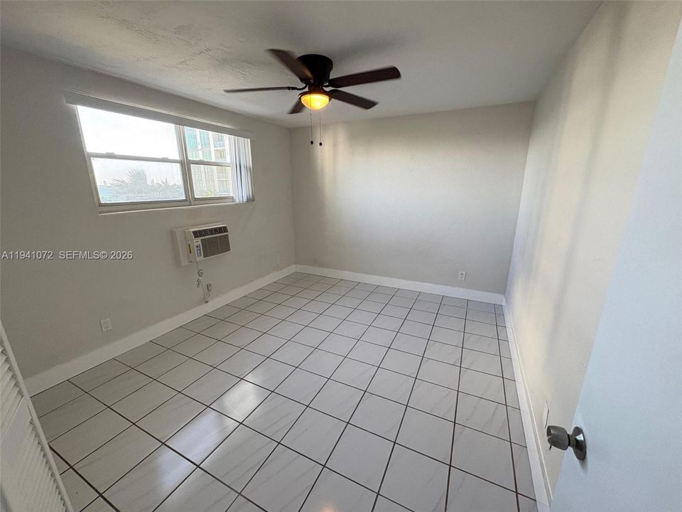 For Rent: $2,450 (2 beds, 1 baths, 760 Square Feet)