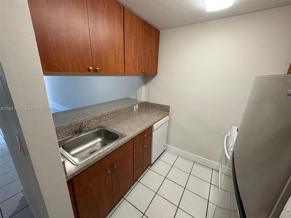 For Rent: $2,450 (2 beds, 1 baths, 760 Square Feet)
