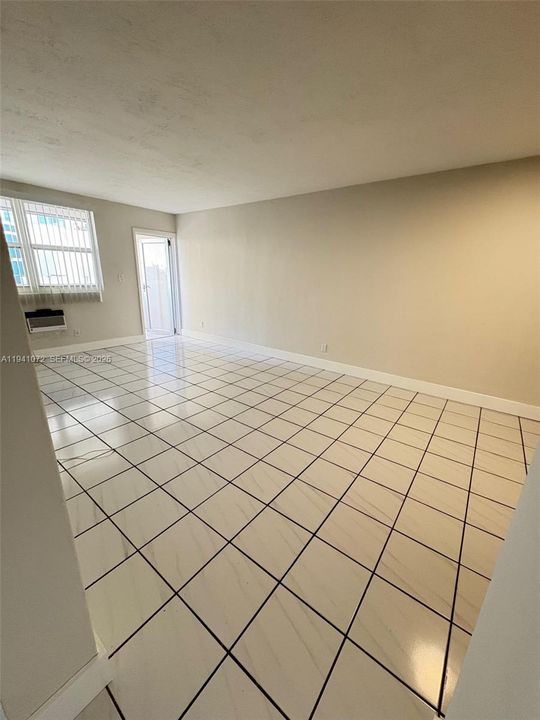 For Rent: $2,450 (2 beds, 1 baths, 760 Square Feet)