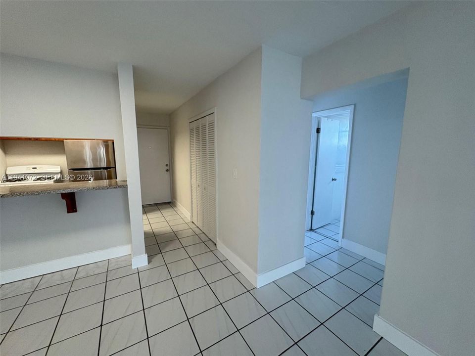 For Rent: $2,450 (2 beds, 1 baths, 760 Square Feet)