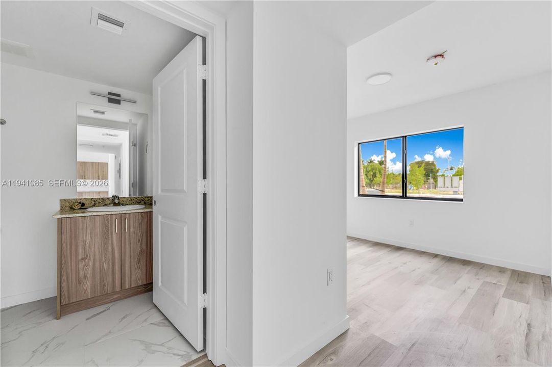 For Rent: $2,200 (2 beds, 2 baths, 800 Square Feet)