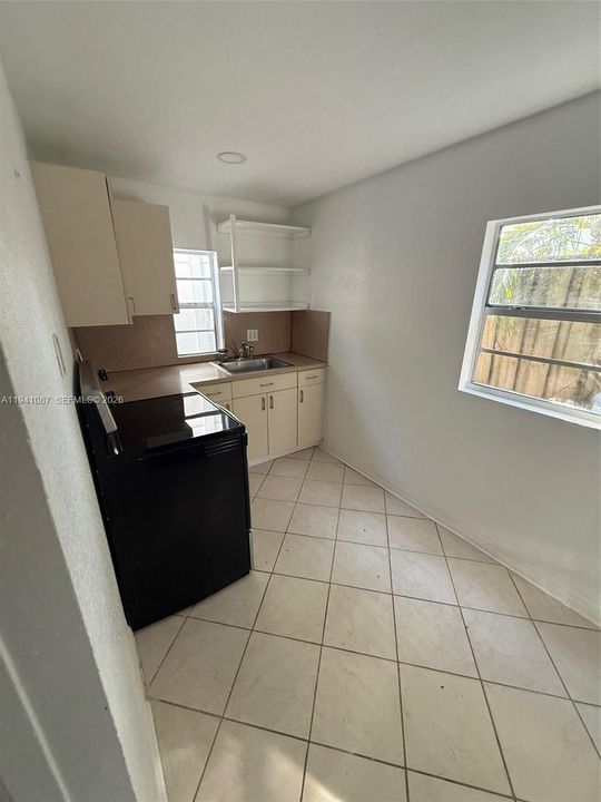 出租: $2,000 (2 贝兹, 1 浴室, 4032 平方英尺)