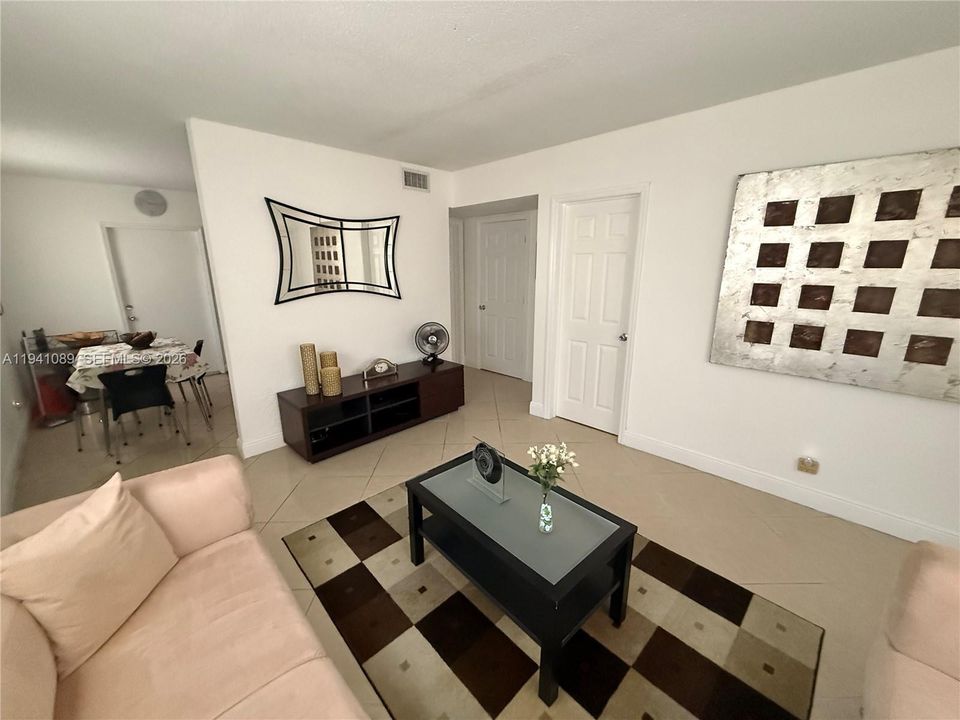 For Rent: $1,900 (2 beds, 1 baths, 650 Square Feet)