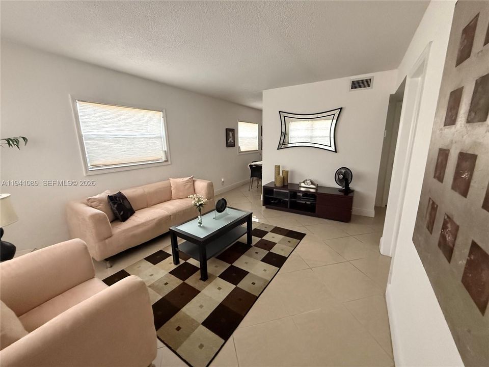 For Rent: $1,900 (2 beds, 1 baths, 650 Square Feet)