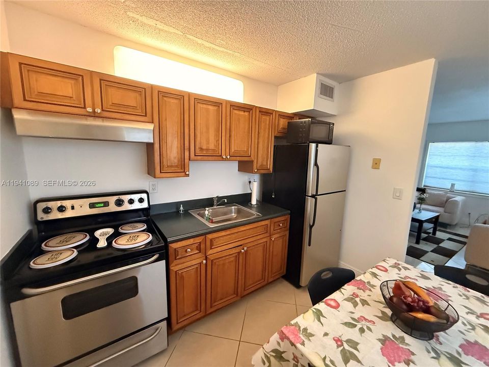 For Rent: $1,900 (2 beds, 1 baths, 650 Square Feet)
