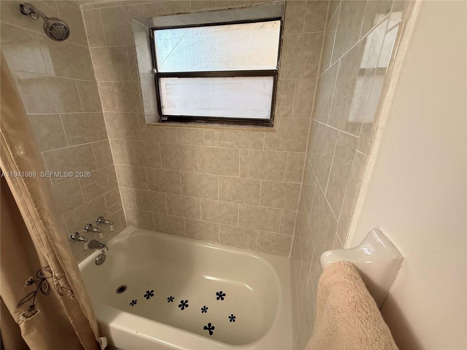 For Rent: $1,900 (2 beds, 1 baths, 650 Square Feet)