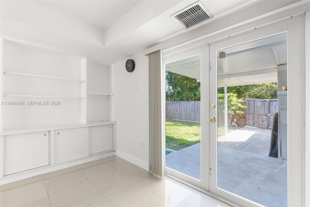 For Rent: $2,100 (2 beds, 1 baths, 800 Square Feet)