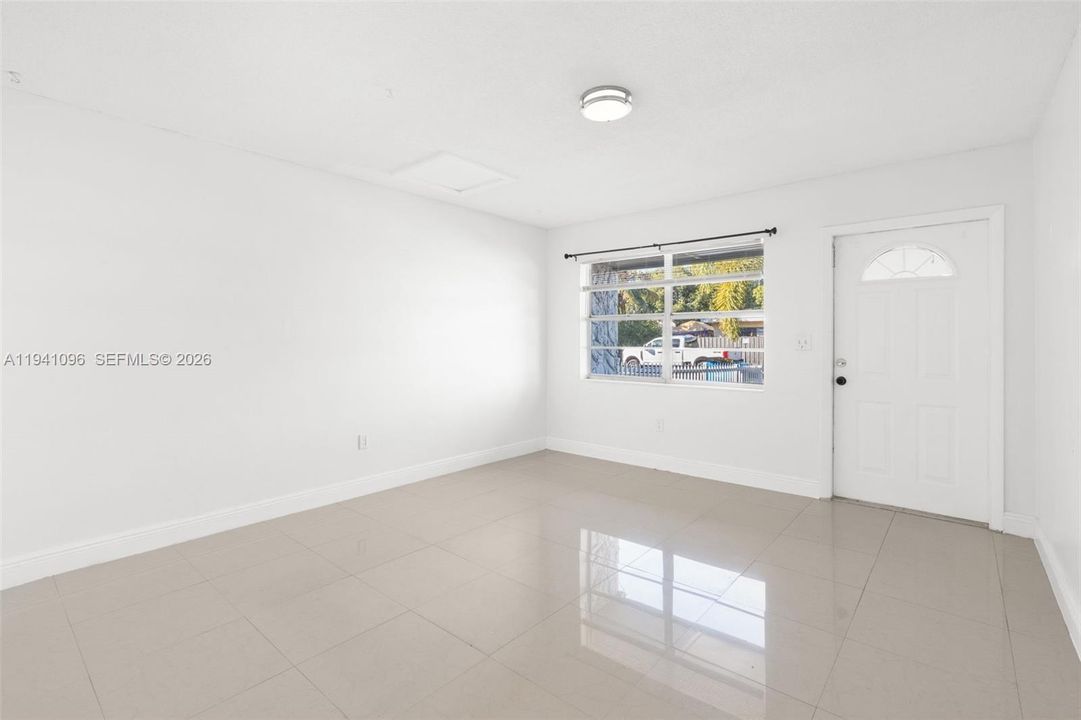 For Rent: $2,100 (2 beds, 1 baths, 800 Square Feet)