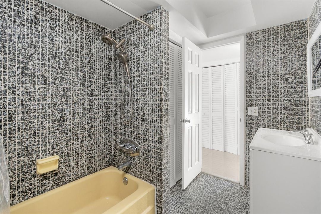 For Rent: $2,100 (2 beds, 1 baths, 800 Square Feet)